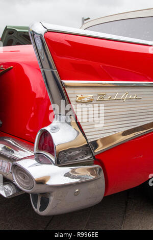 LONDON, ENGLAND - 28. April 2018. 1957 Ford Chevrolet Bel Air GMC bei der jährlichen Oldtimer Ausstellung und Vintage Kleidung Markt im Kings Cross, Lon Stockfoto