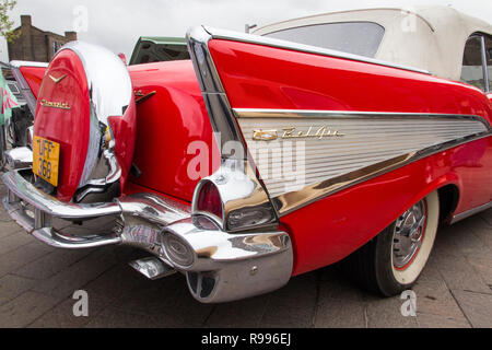 LONDON, ENGLAND - 28. April 2018. 1957 Ford Chevrolet Bel Air GMC bei der jährlichen Oldtimer Ausstellung und Vintage Kleidung Markt im Kings Cross, Lon Stockfoto