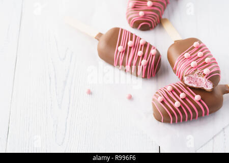 In Schokolade getauchte eibisch als Eis auf einem Stick geprägt. Stockfoto