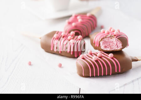 Eibisch als Eis geformt und mit Pink Candy eingerichtet. Stockfoto