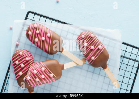 Schokolade Eis auf Stick. Süßigkeiten für den Valentinstag Stockfoto