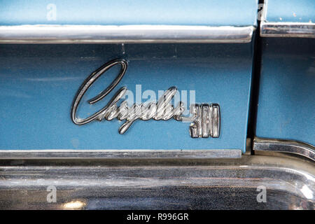 LONDON, ENGLAND - 28. April 2018. 1966 Chrysler 300 bei der jährlichen Oldtimer Ausstellung und Vintage Kleidung Markt im Kings Cross, London, England, Stockfoto