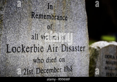 Der Stein der Erinnerung an der Memorial Garden, Dryfesdale Friedhof, in Lockerbie, als Menschen bereiten den 30. Jahrestag der Lockerbie-anschlag zu markieren. Stockfoto