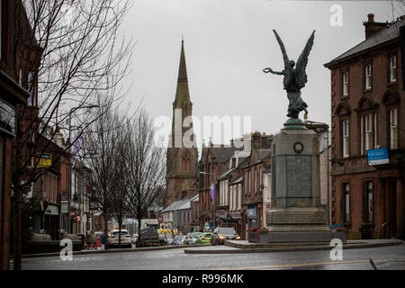 Blick auf das Stadtzentrum von Lockerbie am Morgen des 30. Jahrestags der Bombardierung von Pan Am Flug 103, die in der schottischen Stadt am 21. Dezember 1988 explodierte und tötete 259 Passagiere und Besatzung und die 11 Bewohner auf den Boden. Stockfoto