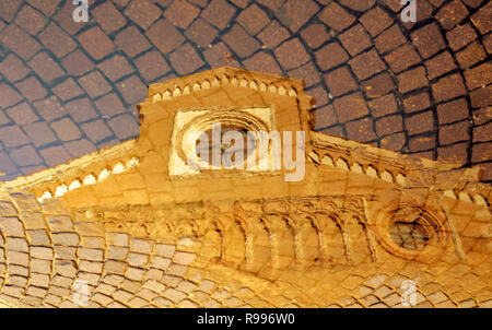 Schöne Reflexion in eine Pfütze von Wasser der Kathedrale von Udine, Friaul-Julisch Venetien, Italien Stockfoto