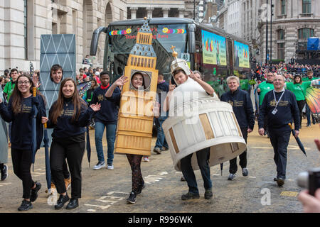 London, Großbritannien. 10 Nov, 2018. LONDON - 10. NOVEMBER: Nicht identifizierte Personen an der jährlichen Oberbürgermeister zeigen in der Londoner City Parade am 10. November, 2 Stockfoto