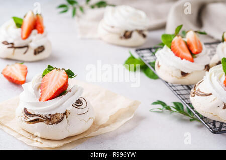 Pavlova Kuchen mit Sahne und frischem Sommer Beeren. Stockfoto