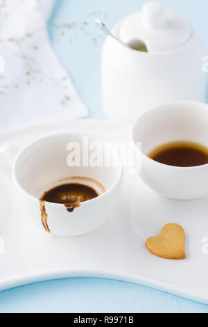 Kaffee und herzförmige Plätzchen für den Valentinstag Stockfoto