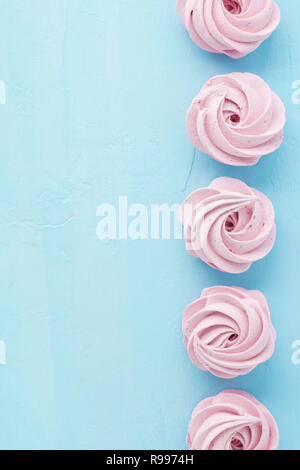 Erdbeere Marshmallows auf Pastell-blaue Hintergrund. Platz für Text. Stockfoto
