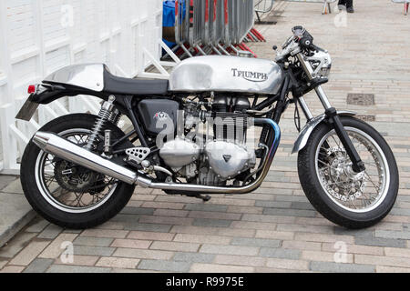 LONDON, ENGLAND - 28. April 2018. Triumph Motorrad bei der jährlichen Oldtimer Ausstellung und Vintage Kleidung Markt im Kings Cross, London, England, Stockfoto