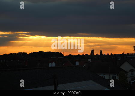 Sonnenstrahlen, die über skegness durch die Wolken hinunterscheinen Stockfoto