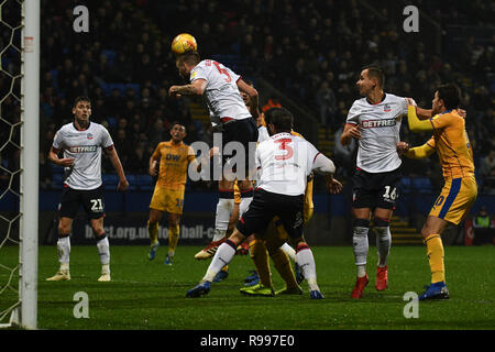 1. Dezember 2018, Universität Bolton Stadium, Bolton, England; Sky Bet Meisterschaft, Bolton v Wigan; Mark Beevers von Bolton Wanderers löscht den Schuß auf Ziel von Mark wenig von Bolton Wanderers Credit: Richard Long/News Bilder der Englischen Football League Bilder unterliegen DataCo Lizenz Stockfoto