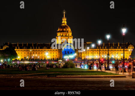 Esplanade des Invalides bei Nacht - Paris, Frankreich Stockfoto