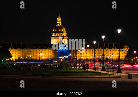 Esplanade des Invalides bei Nacht - Paris, Frankreich Stockfoto