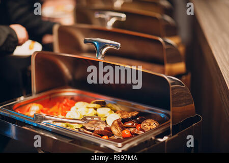 Catering festliches Konzept. Essen und Snacks auf den Tisch. Stockfoto