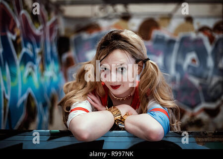 Harley Quinn in einer heruntergekommenen, Graffiti bedeckt Lager Stockfoto