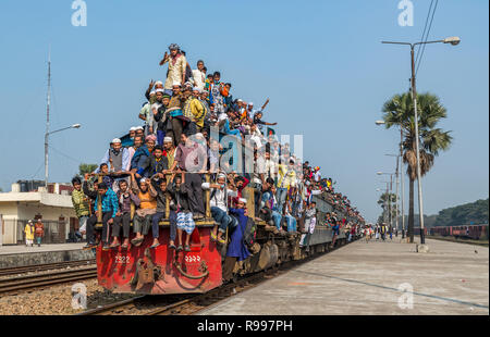 Völker Rückkehr mit dem Zug von Bishwa ijtema Dhaka, Bangladesch Stockfoto