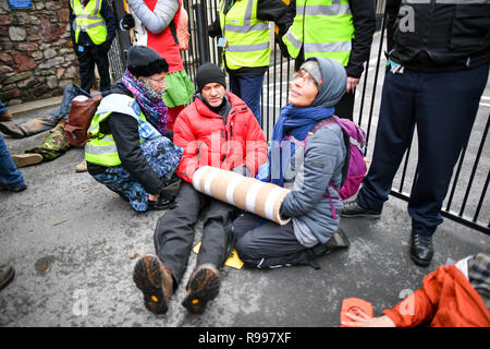 Klimawandel Aktivisten vor dem Aussterben Rebellion sich Kette außerhalb der BBC Bristol Gebäude auf Whiteladies Road, Clifton, Bristol, während einer friedlichen Protest gegen die Art und Weise, wie Sie denken, dass Sie sich an die Sendeanstalt deckt den "Notfall". Stockfoto