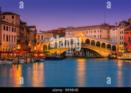 Sonnenuntergang in Venedig mit Blick auf die Rialtobrücke über den Canal Grande Stockfoto