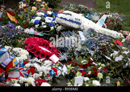 Floral Tribute an der Gedenkstunde in der Memorial Garden an Dryfesdale Friedhof in Lockerbie zu den 30. Jahrestag der Lockerbie-anschlag markieren. Stockfoto