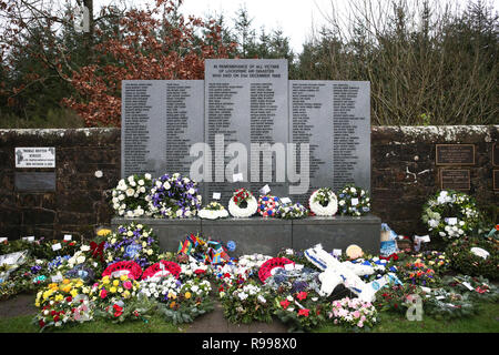 Kränze und Blumen Tribute während der gedenkstunde in der Memorial Garden an Dryfesdale Friedhof in Lockerbie links den 30. Jahrestag der Lockerbie-anschlag zu markieren. Stockfoto