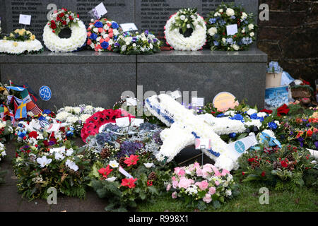 Floral Tribute links während der gedenkstunde in der Memorial Garden an Dryfesdale Friedhof in Lockerbie den 30. Jahrestag der Lockerbie-anschlag zu markieren. Stockfoto