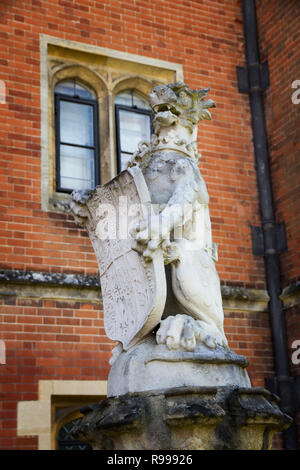 LONDON, UK, 11. Mai 2018. Statuen außerhalb der Hampton Court Palace. London, UK, 11. Mai 2018 Stockfoto