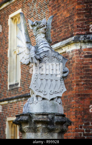 LONDON, UK, 11. Mai 2018. Statuen außerhalb der Hampton Court Palace. London, UK, 11. Mai 2018 Stockfoto