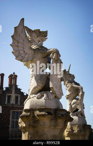 LONDON, UK, 11. Mai 2018. Statuen außerhalb der Hampton Court Palace. London, UK, 11. Mai 2018 Stockfoto