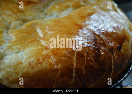 Essen, Hausmannskost, Essen. Köstlicher hausgemachter Strudel, Brötchen mit Äpfeln und Zimt aus Hefeteig. Stockfoto