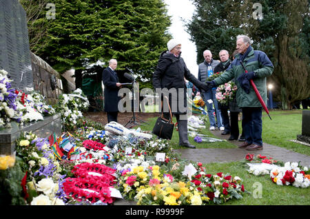 Leute zahlen ihren Respekt während der gedenkstunde in der Memorial Garden an Dryfesdale Friedhof in Lockerbie den 30. Jahrestag der Lockerbie-anschlag zu markieren. Stockfoto