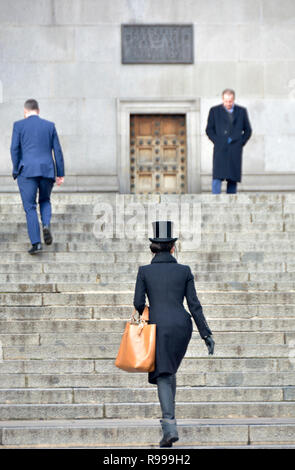 London, England, UK. Stilvolle Frau trägt einen Hut gehen bis zu der Herzog von York Spalte in der Mall Stockfoto