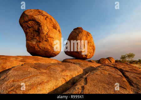 Berühmte Devils Marbles (Karlu Karlu) gut in Australiens Outback ausgeglichen. Stockfoto