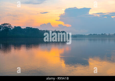 Landschaft Foto eines Sonnenuntergangs im Amazonas Becken in den Grafschaften von Bolivien, Ecuador, Kolumbien, Peru, Brasilien, Venezuela und Guyana. Stockfoto