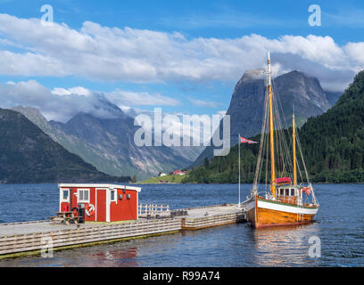 Norwegischen Fjorde. Traditionelle Boot an einen Steg außerhalb der Sagafjord Hotel günstig in den späten Nachmittag, Saebø, Hjørundfjord, Møre og Romsdal, Norwegen Stockfoto