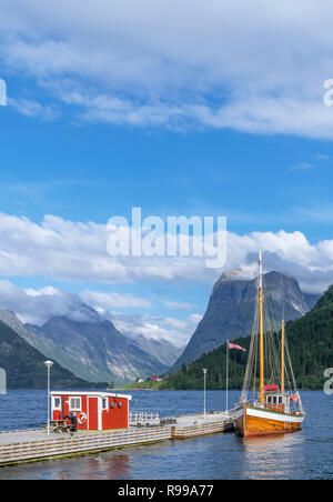 Norwegischen Fjorde. Traditionelle Boot an einen Steg außerhalb der Sagafjord Hotel günstig in den späten Nachmittag, Saebø, Hjørundfjord, Møre og Romsdal, Norwegen Stockfoto