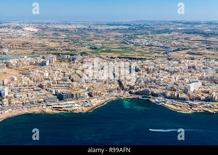 Luftaufnahme der Stadt Bugibba, St. Paul's Bay in der nördlichen Region, Malta. Beliebte Urlaubsort Reiseziel mit Promenade, Hotels, Restaurants, Pubs, Clubs und ein Casino. Stockfoto