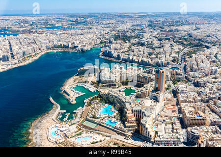 Malta Luftaufnahme. St. Julian's (San Giljan) und Tas-Sliema Städte. St. Julian's Bay, Balluta Bucht, Bucht von Spinola, Städte, Häfen und die Küste von Malta von oben. Wolkenkratzer in Paceville entfernt. Stockfoto