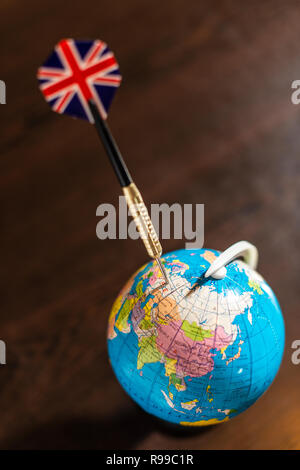 UK Konzept Russland Targeting. Dart Pfeil stach auf Rußland auf der ganzen Welt. Britische Flagge auf Pfeil nach Russland als Ziel auf der ganzen Welt. Das Vereinigte Königreich Stockfoto