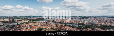 Panoramablick auf das Luftbild von Prag, die Dächer und die Skyline und schloss die Aussichtsplattform an der Spitze der Petrin Aussichtsturm, Prag, Tschechische Republ Stockfoto