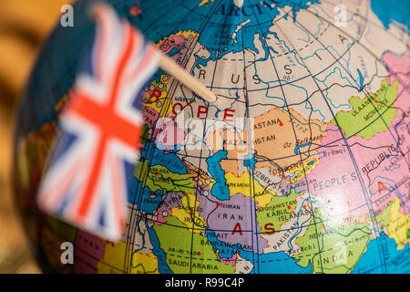 UK Konzept Russland Targeting. Britische Flagge stach auf Rußland auf der ganzen Welt. Das Vereinigte Königreich konzentriert sich auf Russland auf der Karte. Stockfoto