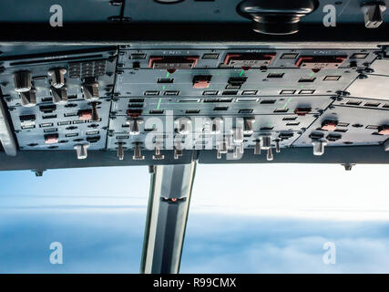 Militär Flugzeug Interieur von Pilotprojekten der Kabine. Flugzeug der Systemsteuerung. Stockfoto