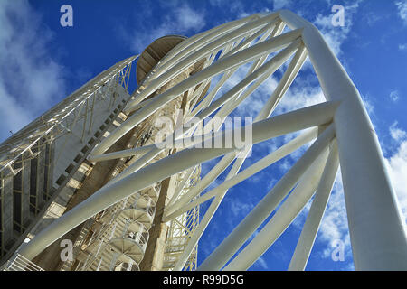 Lissabon, Portugal - 2 November, 2017. Vasco da Gama Turm weiße Struktur Detail, die neue Myriad Hotel am Fluss Tejo in der Nation Park, Lissabon Stockfoto