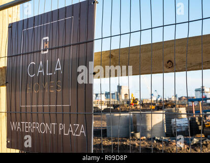 Die Werbung für Cala Häuser an der Baustelle der Waterfront Plaza, Victoria Quay, Leith, Edinburgh, Schottland, Großbritannien Stockfoto