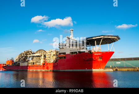 Rohrverlegungsbauschiff Apache II mit Hubschrauberplattform, Technip Engineering and construction, Leith Harbour, Edinburgh, Schottland, UK Stockfoto