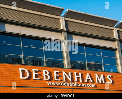 Debenhams Name und Website auf Ocean Terminal Einkaufszentrum mit Gymnasium oben, Leith, Edinburgh, Schottland, Großbritannien Stockfoto