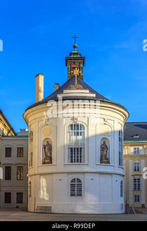 Zweiten Innenhof auf die Prager Burg und den Hl. Kreuz Kapelle Stockfoto