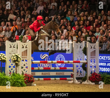 Sir Anthony McCoy konkurriert im Markle Champions Challenge zugunsten des verletzten Jockeys Fonds während der Tag fünf der London International Horse Show in London Olympia. Stockfoto