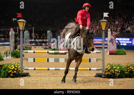 Sir Anthony McCoy konkurriert im Markle Champions Challenge zugunsten des verletzten Jockeys Fonds während der Tag fünf der London International Horse Show in London Olympia. Stockfoto