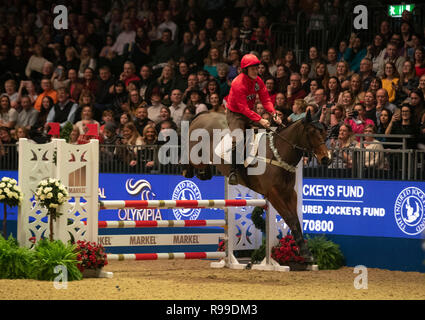 Sir Anthony McCoy konkurriert im Markle Champions Challenge zugunsten des verletzten Jockeys Fonds während der Tag fünf der London International Horse Show in London Olympia. Stockfoto